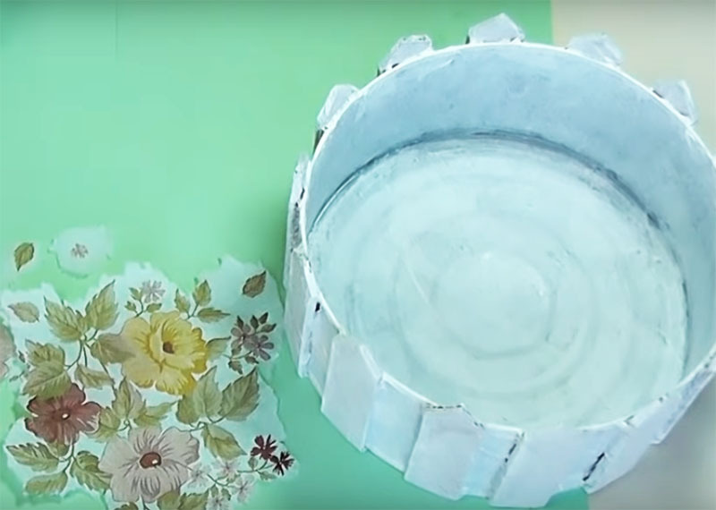 Then cover the entire jar with base acrylic paint and prepare napkins with a pattern
