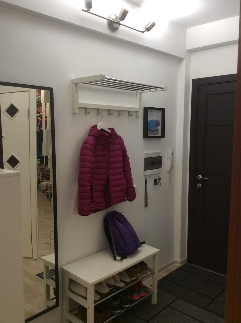 Mobiliario mínimo de un pasillo en un apartamento pequeño.