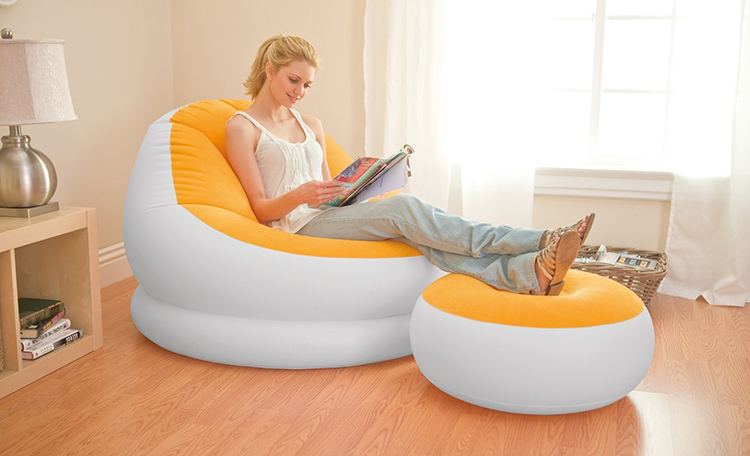 A principal vantagem da cadeira inflável é a sua compactação quando dobrada.