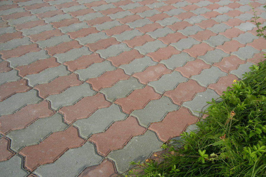 Example of paving a yard with wave-shaped tiles