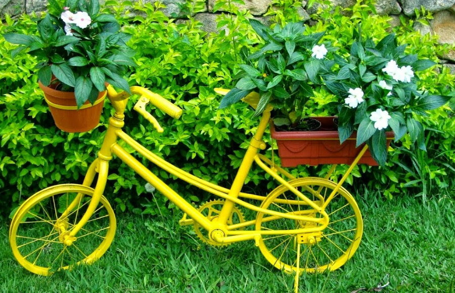 Bir bahçe alanında çocuk bisikletinden bir çiçeklik