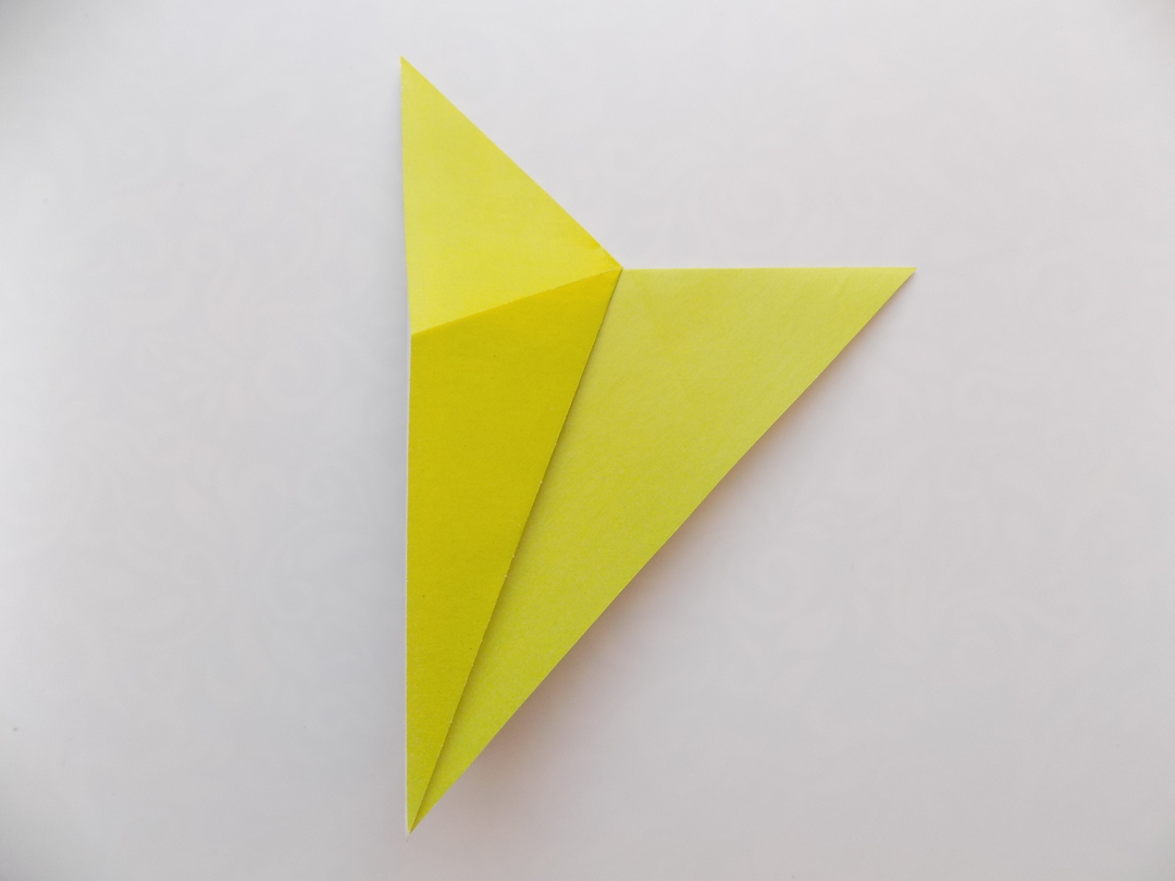 Hur man gör en fågel av papper i origami teknik?