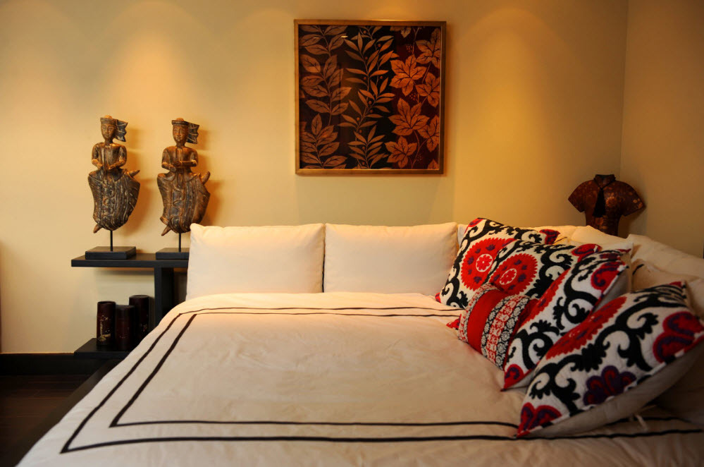 Decoração de quarto em estilo étnico com travesseiros