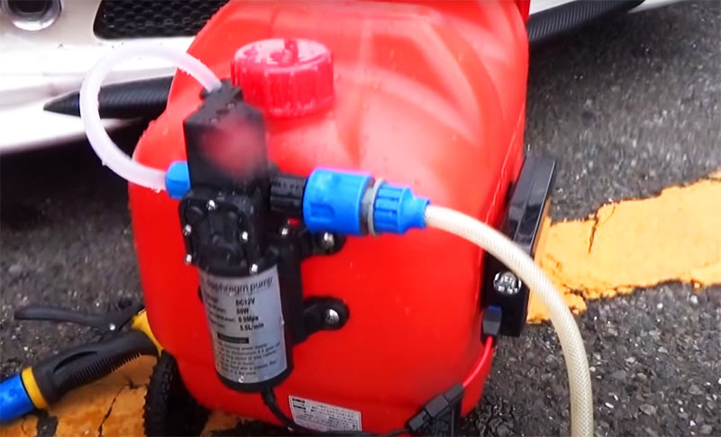 Now you have a powerful and mobile car wash that can be used even outdoors. When filling the canister with water from a lake or river, make sure that no debris that could clog the gun gets into the water - use a funnel with a mesh
