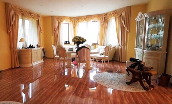 Il design del soggiorno è dominato dalle sfumature del beige e del marrone.