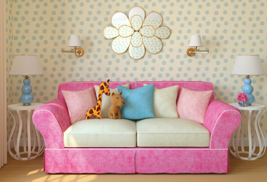 Vaaleanpunainen sohva, jossa pehmeät käsinojat