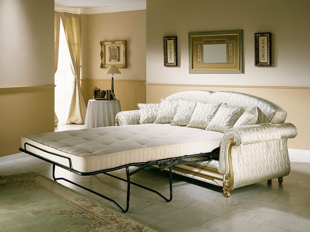 sofa svetainėje sulankstoma prancūziška lova