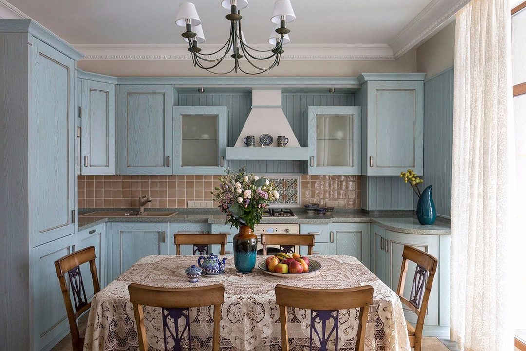 Delantal de azulejos en una cocina de estilo rústico