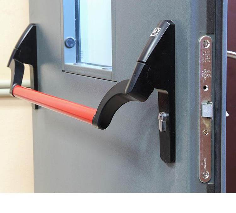 Wiele konstrukcji jest wyposażonych w funkcję Anti-Panic, która nie pozwala na otwarcie drzwi od zewnątrz przez naciśnięcie, wymaga to klucza, ale od wewnątrz można je otworzyć jednym naciśnięciem