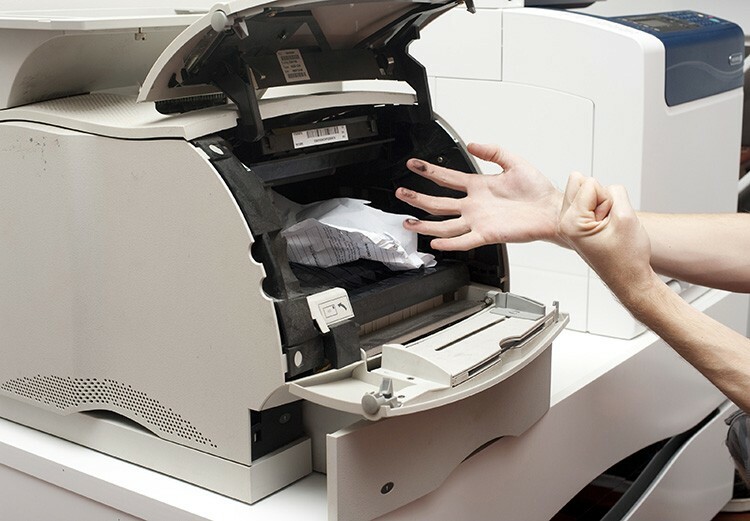 Schlechter Druck eines Druckers wird oft durch Staub und Verstopfungen auf den Druckelementen verursacht.