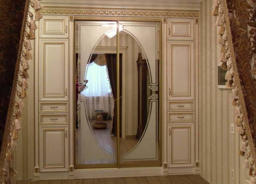Glidande garderob av trä i korridoren i klassisk stil