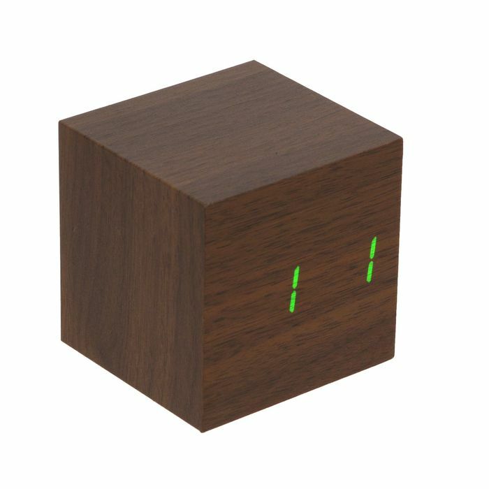 Budzik biurkowy, kostka, kolor wenge, zielone cyfry, z USB, 6,5 x 6,5 x 6,5 cm