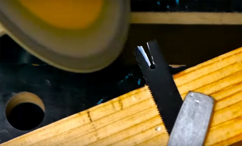 Atsitraukite nuo krašto maždaug pusantro centimetro ir faile išgręžkite 1-2 mm skersmens skylę. Tada padarykite V formos pjūvį. Šlifuokite kraštus malūnėliu. Ši sunki užduotis reikalauja meistriško instrumento įvaldymo.