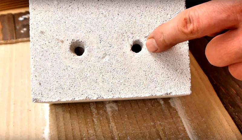 Vila sedan det rundade handtaget på brickan och luta borrmaskinen runt omkretsen. Borren väljer materialet i blockets djup.