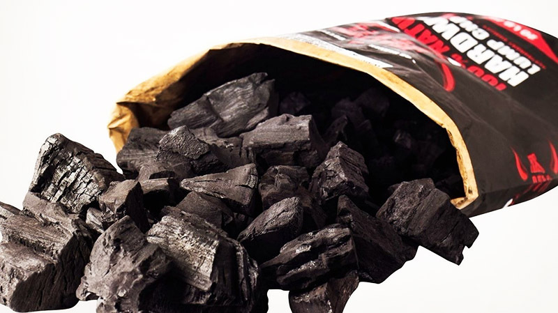 Vispirms tiek sakrauti lielāki ogļu gabali, kas aizdegsies ātrāk