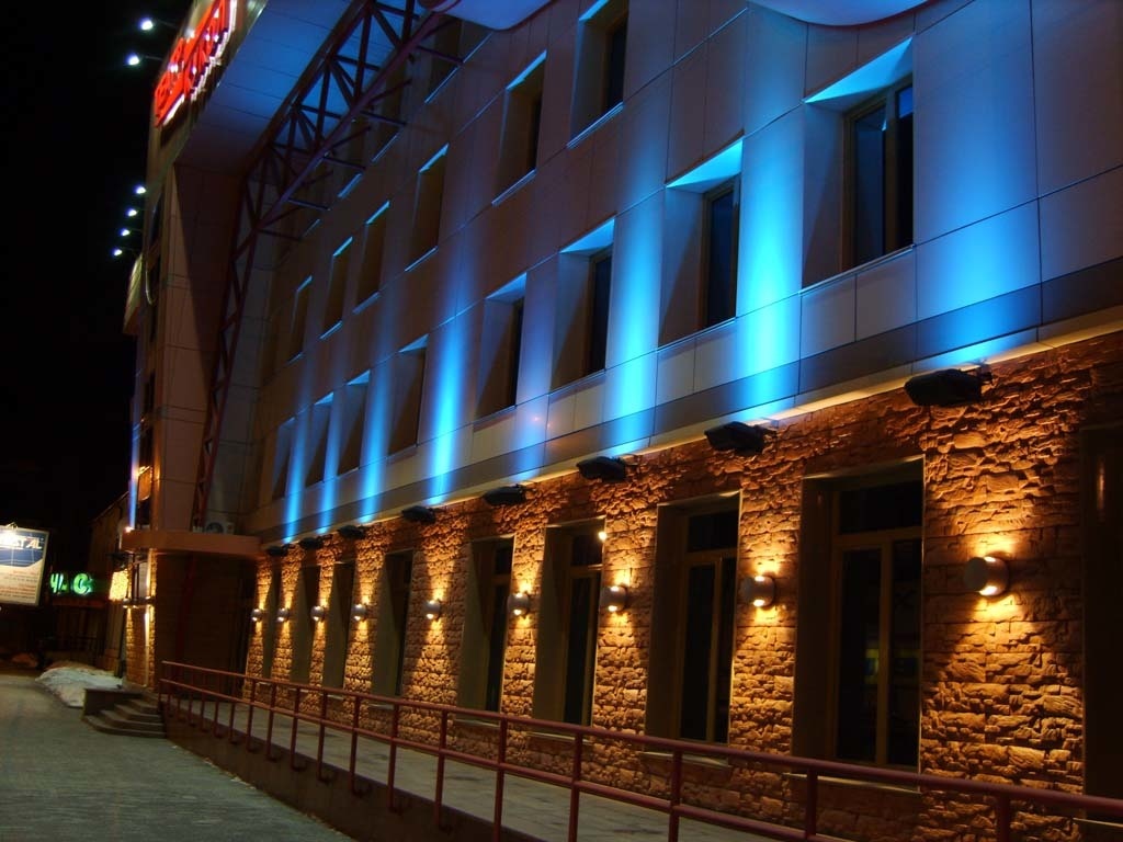 Iluminação de destaque da fachada com lâmpadas de parede