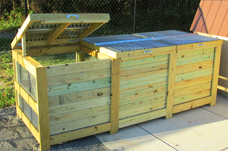 Mit eigenen Händen eine Kompostgrube bauen: Gestaltungsmöglichkeiten und nützliche Tipps