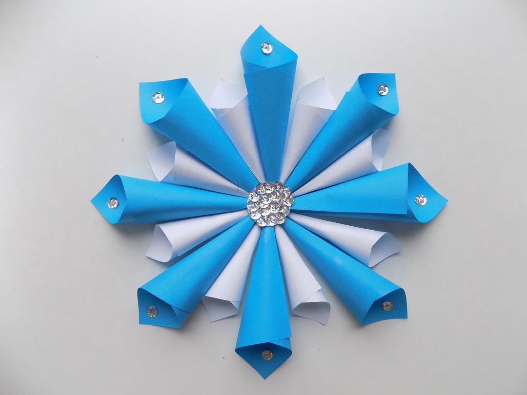 Comment faire un flocon de neige en trois dimensions de papier