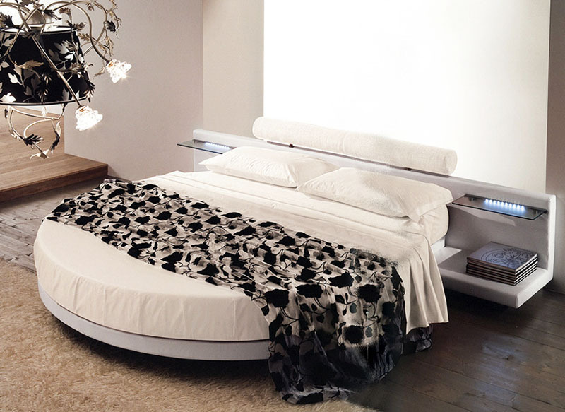 Uistite sa, že pred posteľou nie sú žiadne vyčnievajúce rohy nábytku a nočné stolíky sú nižšie ako vaša posteľ.