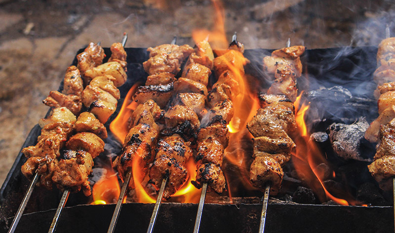 En flamme kan gøre saftigt kød til gløder på et minut.