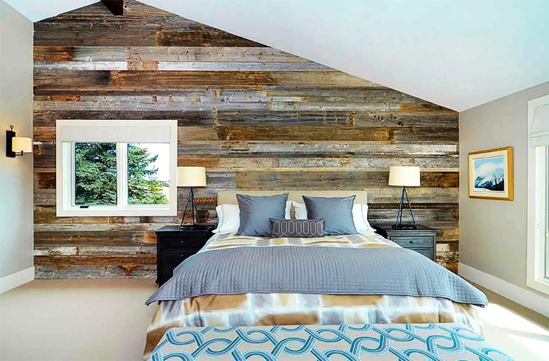 Un mur en bois naturel deviendra extraordinairement attrayant si vous utilisez de la teinture et du vernis