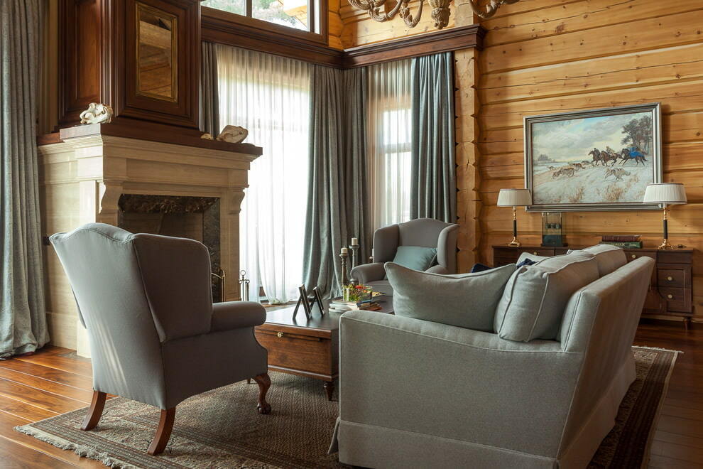 Móveis cinza em casa de madeira de estilo clássico