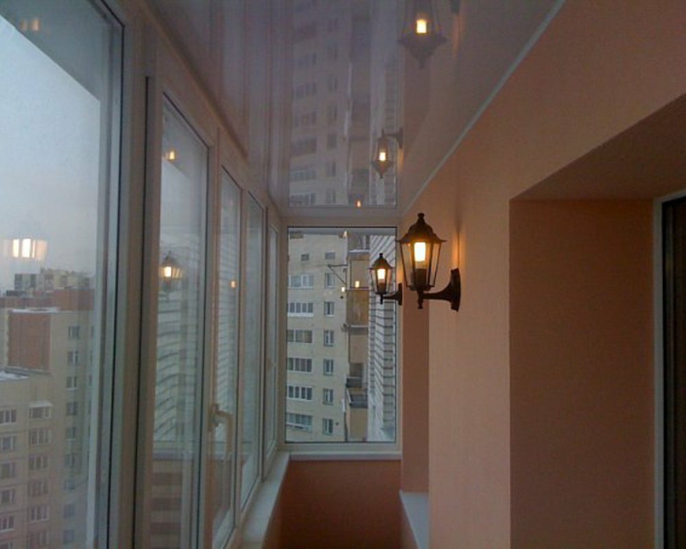 Zahradní lampa na stěně zaskleného balkonu