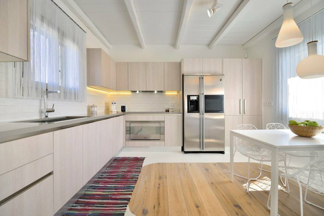 Kuchyňa 12 m² s rozložením v tvare L.