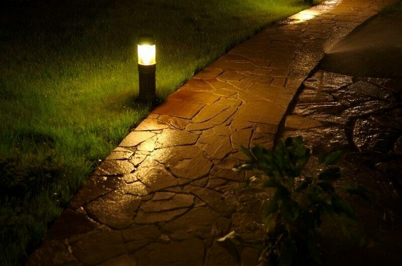 Iluminando un camino de piedra con linternas solares