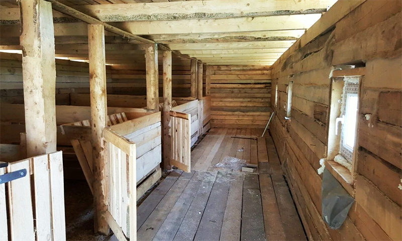 Il legno è buono perché trattiene bene il calore e al caldo in queste stanze è abbastanza comodo.