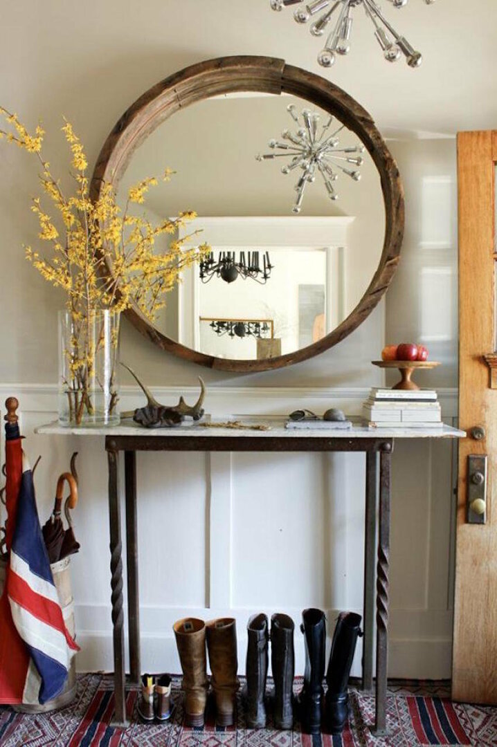 Decoración de pasillo con un espejo en un marco de madera.
