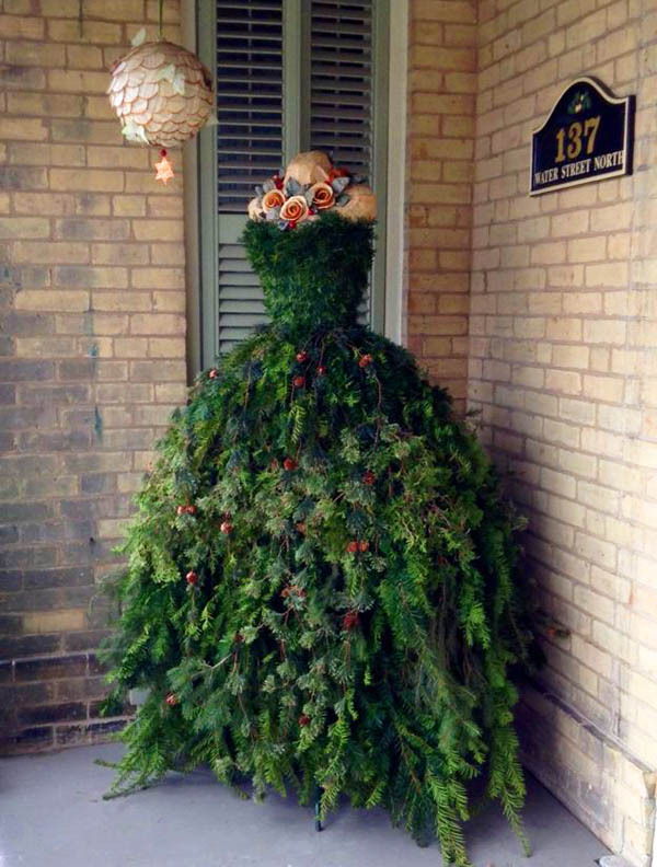 Noel ağacı aynı zamanda bir hafta sonu elbisesi olabilir, tabii ki gece yarısından önce iğnelerin sizi delmesine izin vermeyecek bir örtü kullanırsanız.