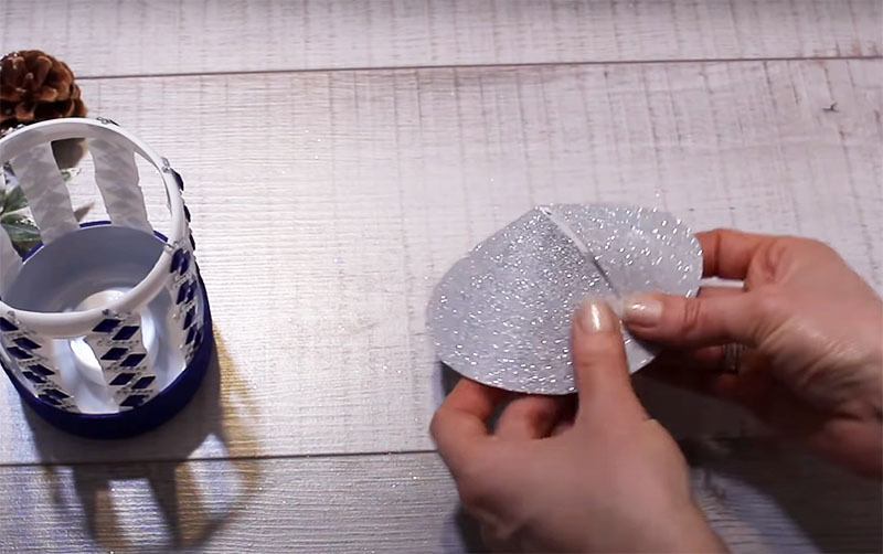Necesitas hacer una gorra para una linterna con papel o papel de aluminio. Para hacer esto, corte un círculo, luego haga una incisión en el centro y doble la tapa. Puedes arreglarlo con pegamento termofusible o una grapadora.