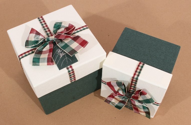 Gift box Elegans 13.5 * 13.5 * 13cm, decorative bow, cardboard, Hansibeg