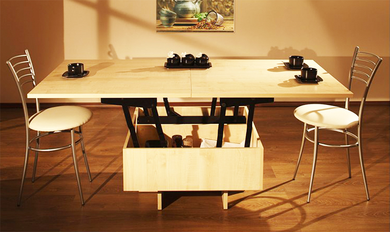Nizka zamenljiva miza se zlahka spremeni v polnopravno jedilnico