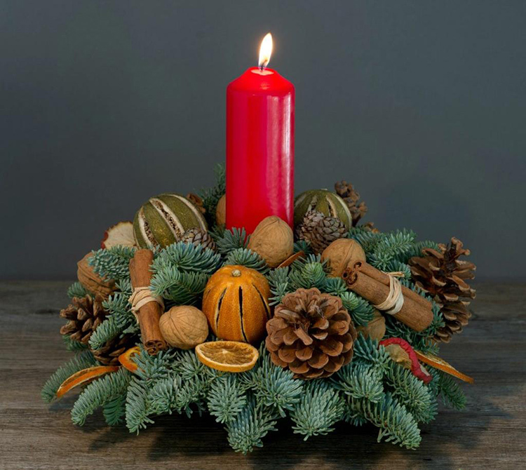 Spruce twigs and aromatic spices can also be used in the decoration of the candle.