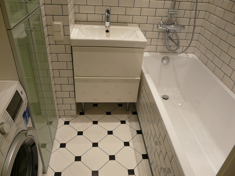 Azulejos claros no chão do banheiro em uma casa de painéis