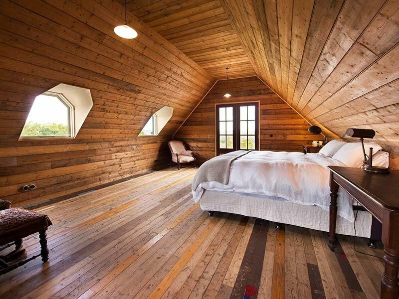 Dachboden in einem Holzhaus