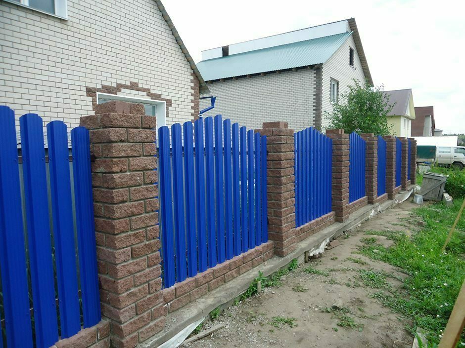 Ogrodzenie ogrodowe wykonane z ciemnoniebieskiego płotu sztachetowego