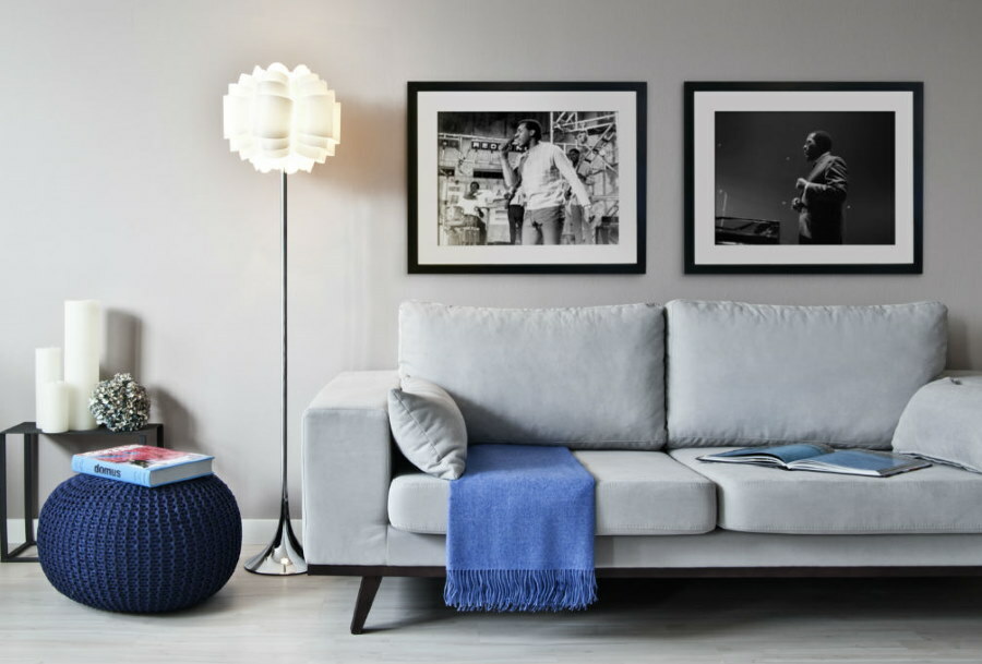 Selección de tapicería de sofá debajo de las paredes en una habitación pequeña.