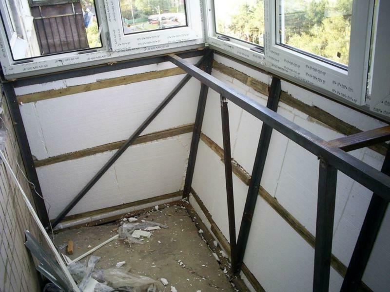 Utbyggnad av balkongen med förlängning längs väggen och parapet