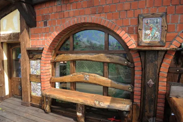 Netgi namo langai neįprasti: vietoj metalinių grotų naudojama mediena