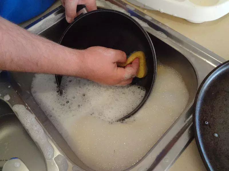 roet verwijderen uit gietijzeren koekenpan