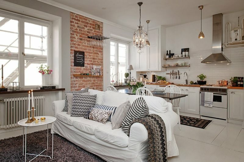 Coperta bianca sul divano in cucina-soggiorno