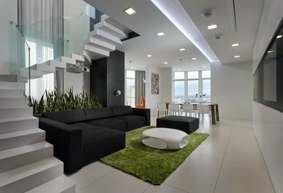Augsto tehnoloģiju stila dupleksa dzīvokļa dizains