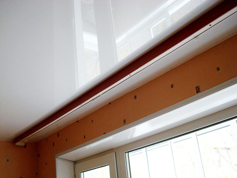 Windows need a beautiful design: what are the ceiling curtain rods