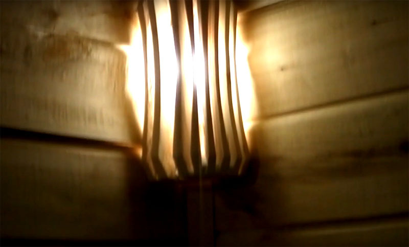 Nyní stačí upevnit držák lampy v parní lázni a nainstalovat na něj dřevěné stínítko. Nejlepší je použít LED žárovky: jsou ekonomičtější, nebojí se vysokých teplot a neprasknou při náhodném postříkání vodou