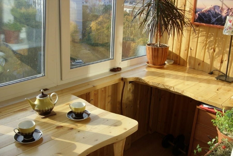 Tavolo in legno su un balconcino