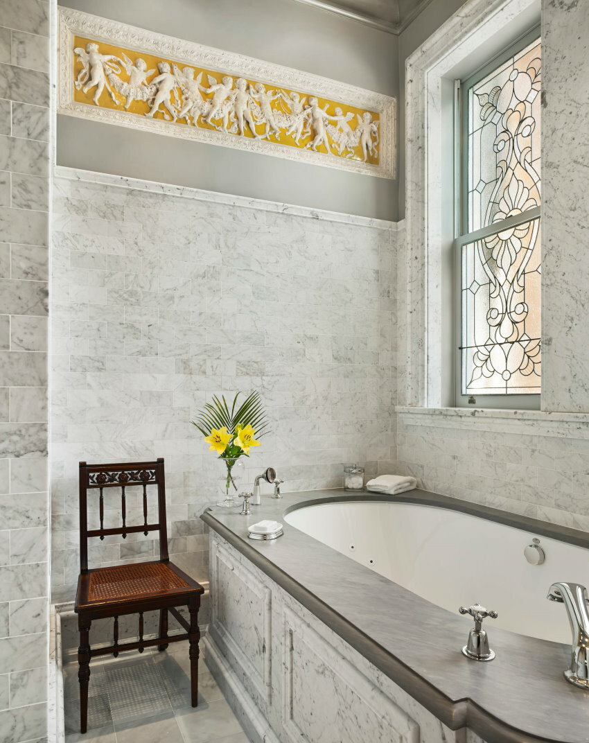 Dekor kopalnice z oknom v klasičnem slogu
