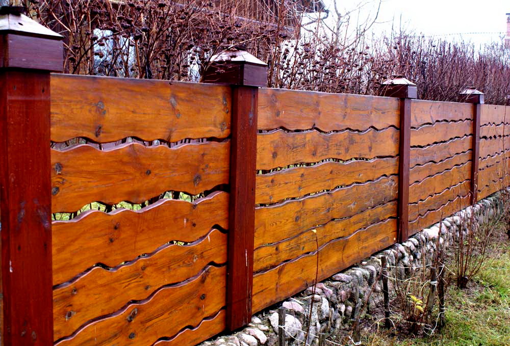 Elegáns kerítés lakkozott táblákból
